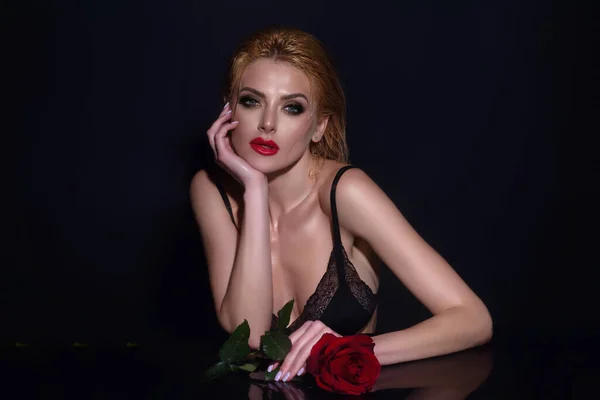 Liefde Daten Sexy Vrouw Met Rode Roos Schoonheidsstudio Portret Mooi — Stockfoto