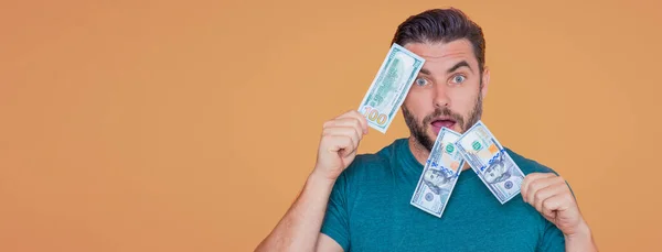 Bej Rengi Stüdyo Pankartta Para Saklayan Yakışıklı Bir Adam Dolar — Stok fotoğraf