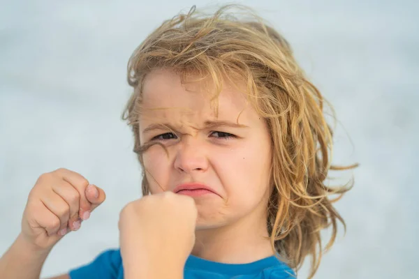 Rapaz Enfurecido Com Expressão Raiva Menino Raivoso Odioso Criança Furiosa — Fotografia de Stock