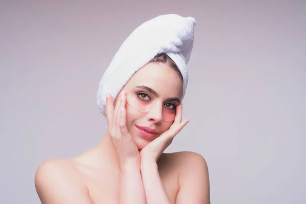 Skin Rejuvenation Facial Care Beauty Treatment Woman Applying Eye Patches — Stockfoto