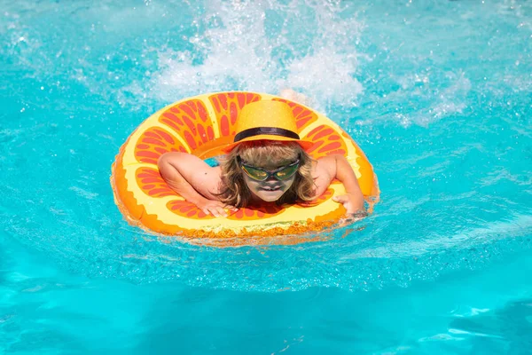 Rapaz Nadar Brincar Numa Piscina Criança Brincando Piscina Verão Moda — Fotografia de Stock