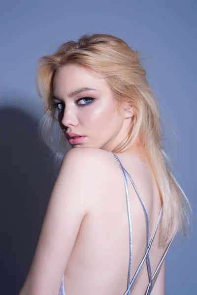 Piękny Portret Młodej Kobiety Modelka Pozowała Studio Portret Pięknej Blondynki — Zdjęcie stockowe