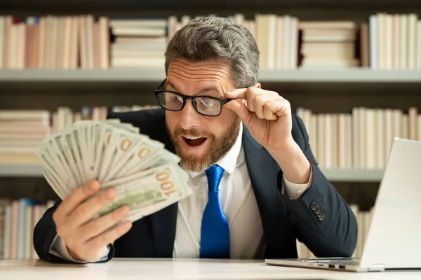 Gracioso Sorprendido Hombre Negocios Emocionado Mantener Dinero Oficina Hombre Rico — Foto de Stock