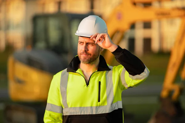 Bauarbeiter Mit Bagger Auf Industriegelände Arbeiter Mit Helm Und Bulldozer — Stockfoto