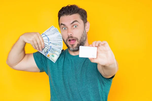 Paralı Bir Adam Dolar Banknotları Elinde Bir Deste Para Tutan — Stok fotoğraf