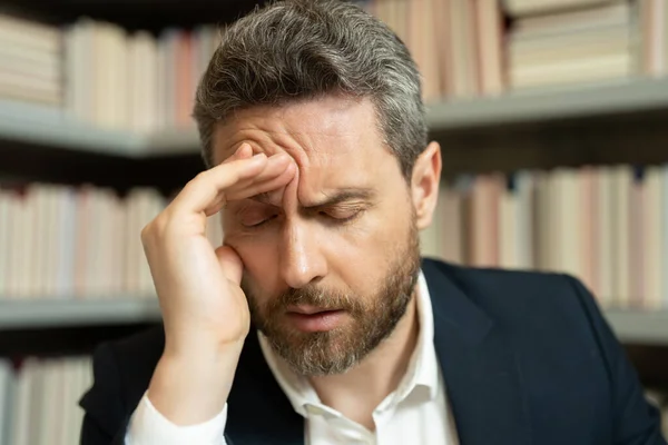 Müde Kopfschmerzen Und Augenbeschwerden Laptop Mann Mit Stress Burnout Und — Stockfoto