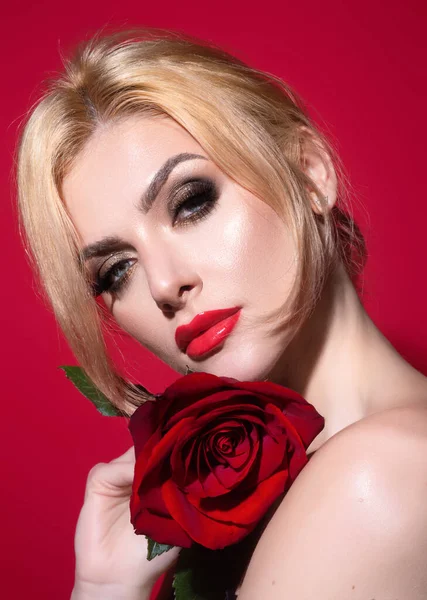 Parlak Makyaj Kırmızı Rujlu Kırmızı Dudaklar Çiçekli Güzel Bir Bayanın — Stok fotoğraf