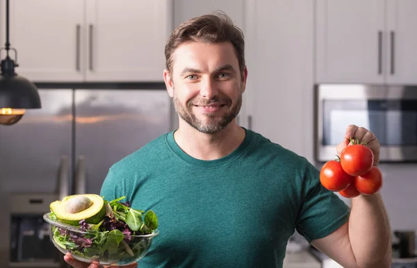 Portrét Atraktivního Muže Připravujícího Čerstvé Přírodní Hubnutí Jídlo Kuchyni Doma — Stock fotografie