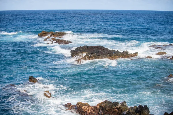 Widok Góry Piękne Fale Morskie Skaliste Wybrzeże Koncepcja Spokoju Łonie — Zdjęcie stockowe