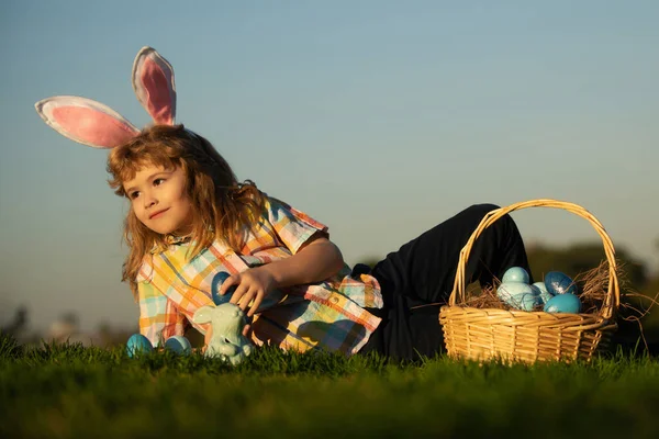 Tavşan Kulaklı Şirin Tavşan Çocuk Çocuklar Parkta Paskalya Yumurtası Avlıyor — Stok fotoğraf