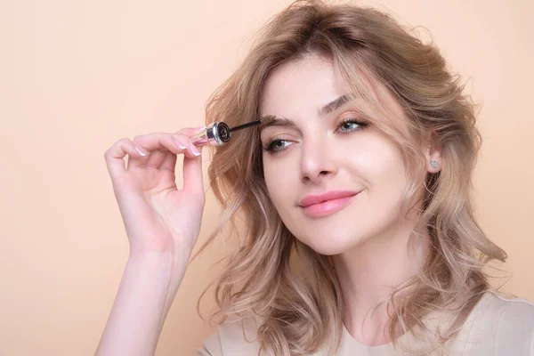 Beautiful Woman Applies Brow Gel Brows Brush Her Eyebrow Studio — ストック写真