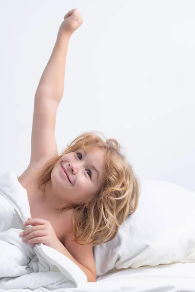 Selamat Pagi Anak Itu Bangun Dan Meregang Mengangkat Tangan Anak — Stok Foto