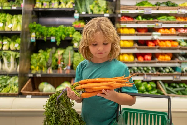 Kind Mit Karotte Kind Wählt Frisches Gemüse Und Obst Laden — Stockfoto