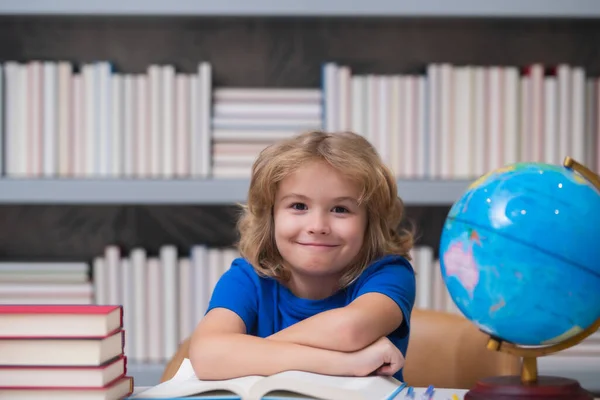 学生はほとんど本を読まない 学校図書館で勉強している小学生 子供読書図書室の本棚の背景 — ストック写真