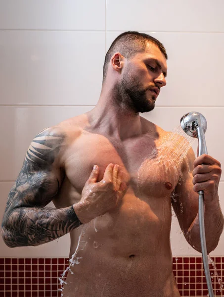 Homem Musculoso Sexy Tomando Banho Lavar Seu Corpo Costas Ombros — Fotografia de Stock