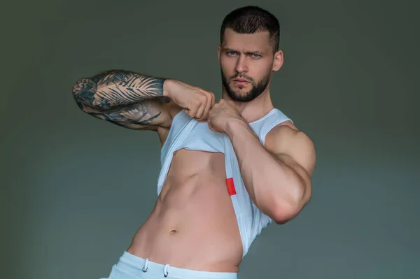 Homem Musculoso Bonito Mostrando Corpo Sexy Retrato Homem Sexy Jovem — Fotografia de Stock