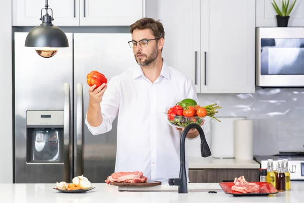 Man Moderne Keuken Alleen Gezond Eten Bereiden Salade Koken Knappe — Stockfoto