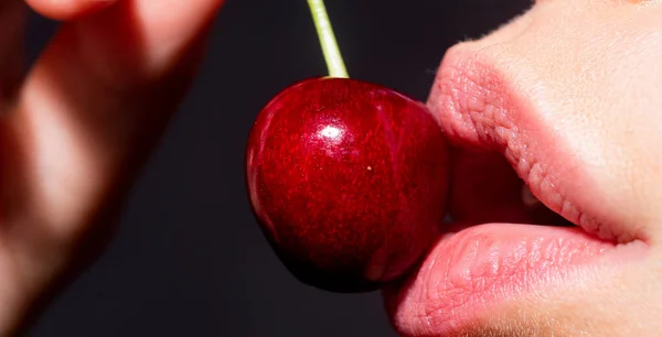 女人嘴里含着樱桃 女人唇上的樱桃魅力艺术唇的概念 — 图库照片