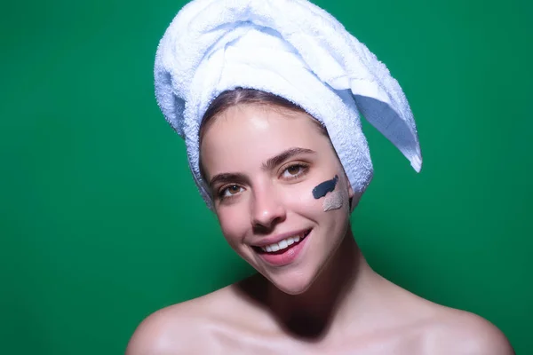 Beautiful Woman Applying Moisturizer Cream Her Face Beauty Concept Skincare — Fotografia de Stock