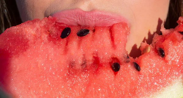 西瓜在女人嘴里 关闭关闭 女孩吃 大嘴巴和甜瓜夏季水果 — 图库照片