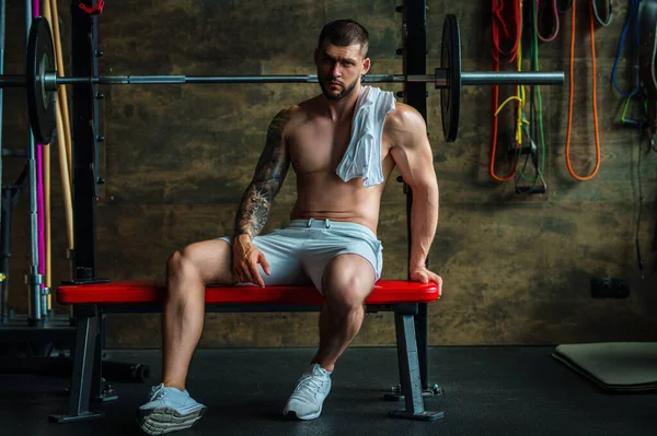 筋肉運動はジムで人のハードワークアウトフィットネスに適合します スポーツフィットネスとボディービル ジムで強い筋肉運動をしています セクシーな筋肉質の男性の体 ジムのフィットネスマン フィットネストレーニング — ストック写真