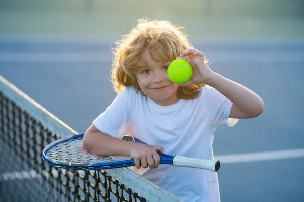 Kind Spielt Tennis Auf Dem Außenplatz Kind Spielt Tennis Auf — Stockfoto