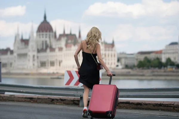 Modefrau Mit Gepäck Koffer Die Den Urlaub Fahren Reiselust Touristin — Stockfoto
