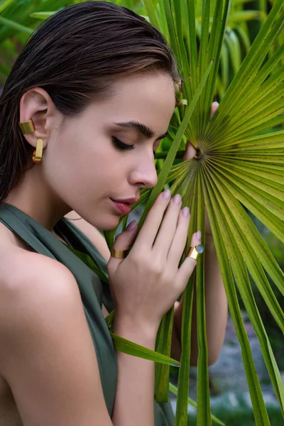 Palmiye Yapraklarındaki Güzel Kız Yüzü Güzel Genç Bir Kadının Yaz — Stok fotoğraf