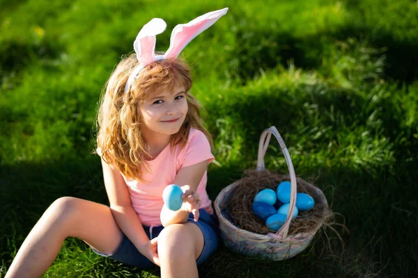 Króliczku Chłopiec Króliczych Uszach Polujący Jajka Wielkanocne Świeżym Powietrzu Dziecko — Zdjęcie stockowe