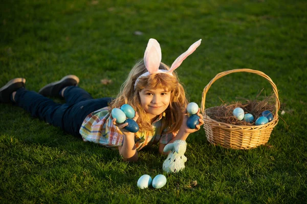 Мальчик Кролик Кроличьими Ушами Дети Мальчишки Охотятся Пасхальные Яйца Парке — стоковое фото