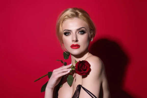 Valentinstag Feier Und Schönheitskonzept Charmante Romantische Junge Frau Mit Blumen — Stockfoto