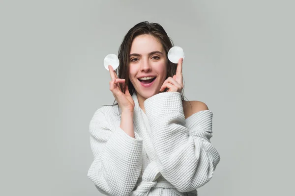 Joyeux Jeune Femme Avec Coton Démaquillant Soins Peau Portrait Studio — Photo