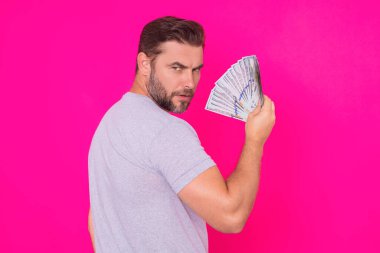 Yüz dolarlık banknotu olan adam. Amerikan banknotları. Bir sürü 100 dolarlık banknot tutan adam. Kolay para. Kara para. Ödeme günü ve ödeme konsepti. Para kazan. İş adamı başarılı anlaşma