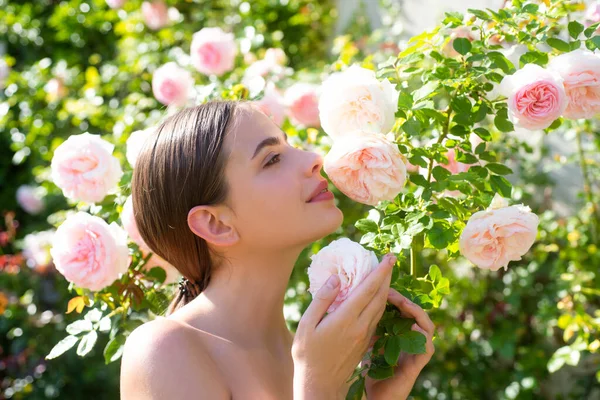 Bahar Bahçesinde Güllerin Yanında Poz Veren Güzel Genç Bir Kadın — Stok fotoğraf