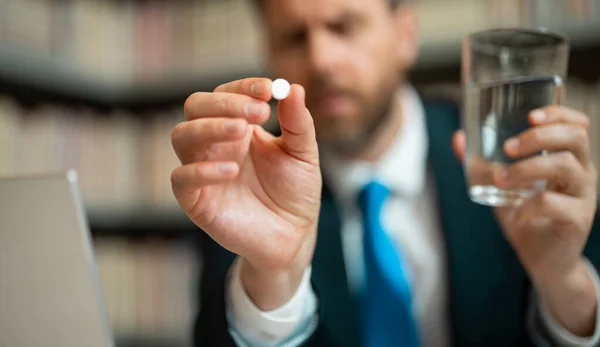 Retrato Perto Homem Tomando Uma Pílula Medicina Enxaqueca Dor Cabeça — Fotografia de Stock
