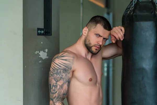 Jeune Boxeur Homme Fort Boxe Dans Salle Gym Entraînement Masculin — Photo