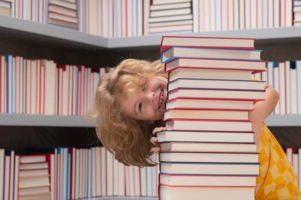 Lustiger Schuljunge Kind Der Schule Schüler Lesen Buch Der Bibliothek — Stockfoto