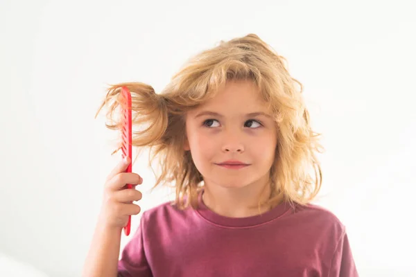 Kıvırcık Sarı Saçlı Taraklı Taraklı Tatlı Bir Çocuk Taraklı Sorunlu — Stok fotoğraf