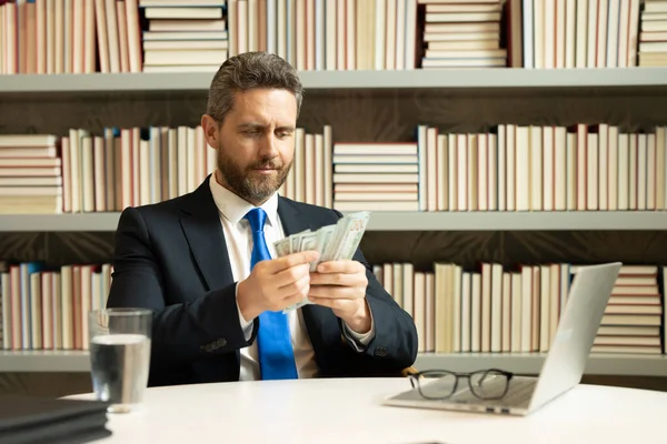 Ofiste Parası Olan Bir Adamı Dolar Banknotları Olan Takım Elbiseli — Stok fotoğraf