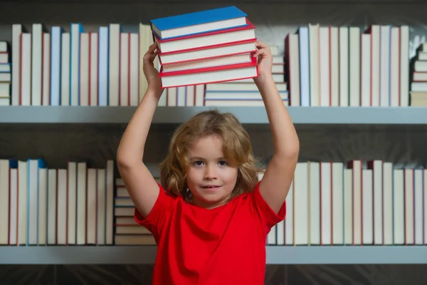 Erstaunte Schulkinder Halten Einen Stapel Bücher Der Hand Schul Und — Stockfoto