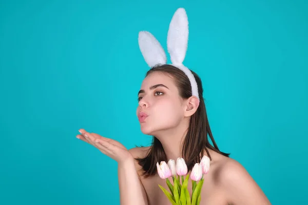Портрет Молодої Жінки Вухах Кролика Тримає Великодні Яйця Над Ізольованим — стокове фото