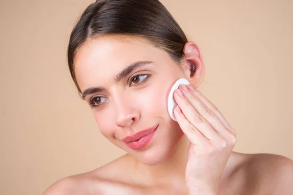 Close Beautiful Young Woman Cotton Pad Removing Makeup Skin Care — Stock Photo, Image