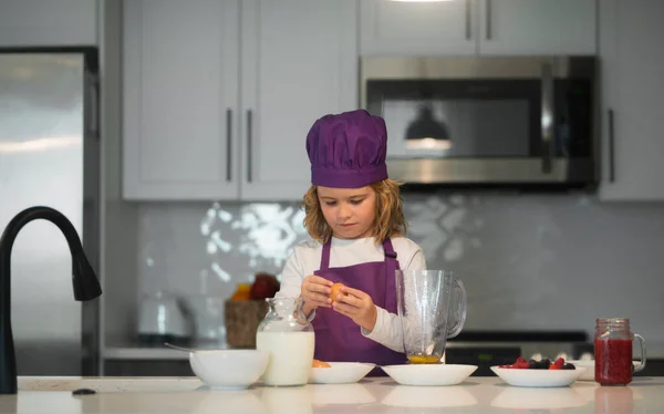 Cozinhar Cozinha Criança Vestindo Uniforme Fogão Preparando Alimentos Saudáveis Ingredientes — Fotografia de Stock