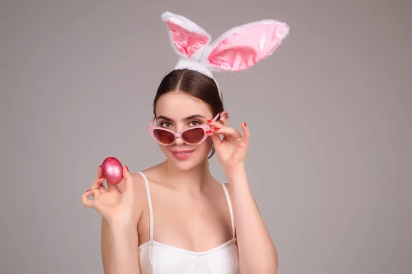 Easter Girl Young Woman Bunny Ears Easter Eggs Studio Background — Zdjęcie stockowe