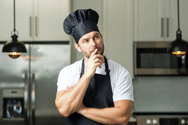 厨房里戴着厨师帽的厨师的画像 头戴围裙 头戴厨师制服 头戴厨师帽的人 人物厨房 广告大厨 — 图库照片