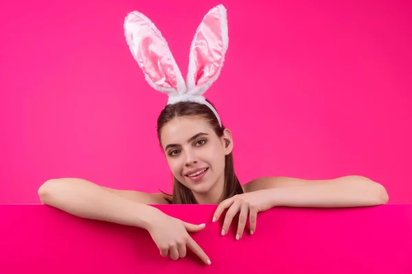Молода Жінка Носить Вуха Кролика Підглядає Дошкою Банерів Красива Молода — стокове фото