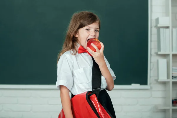 아이들의 학생들 교실에서 사과를 스러운 소녀의 — 스톡 사진