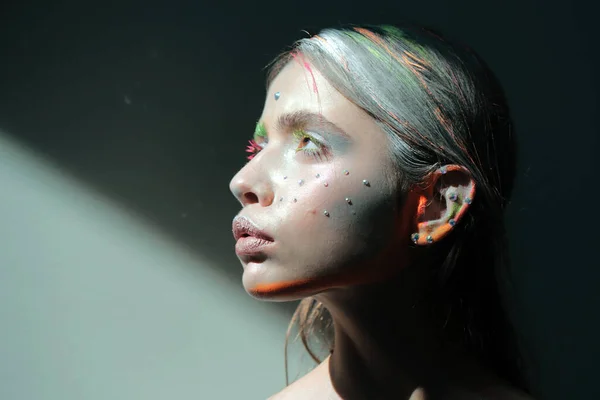 Piękna Twarz Vogue Abstrakcyjny Kolorowy Makijaż Makijaż Artystyczny Dziewczyna Moda — Zdjęcie stockowe
