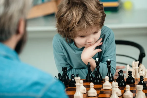 Otec Učí Syna Hrát Šachy Pojetí Vzdělávání Výuky Učitel Dítě — Stock fotografie