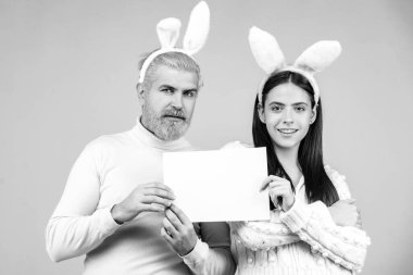 Paskalya çifti mesajın için beyaz tahta tutuyor. Mutlu Paskalya çifti portresi